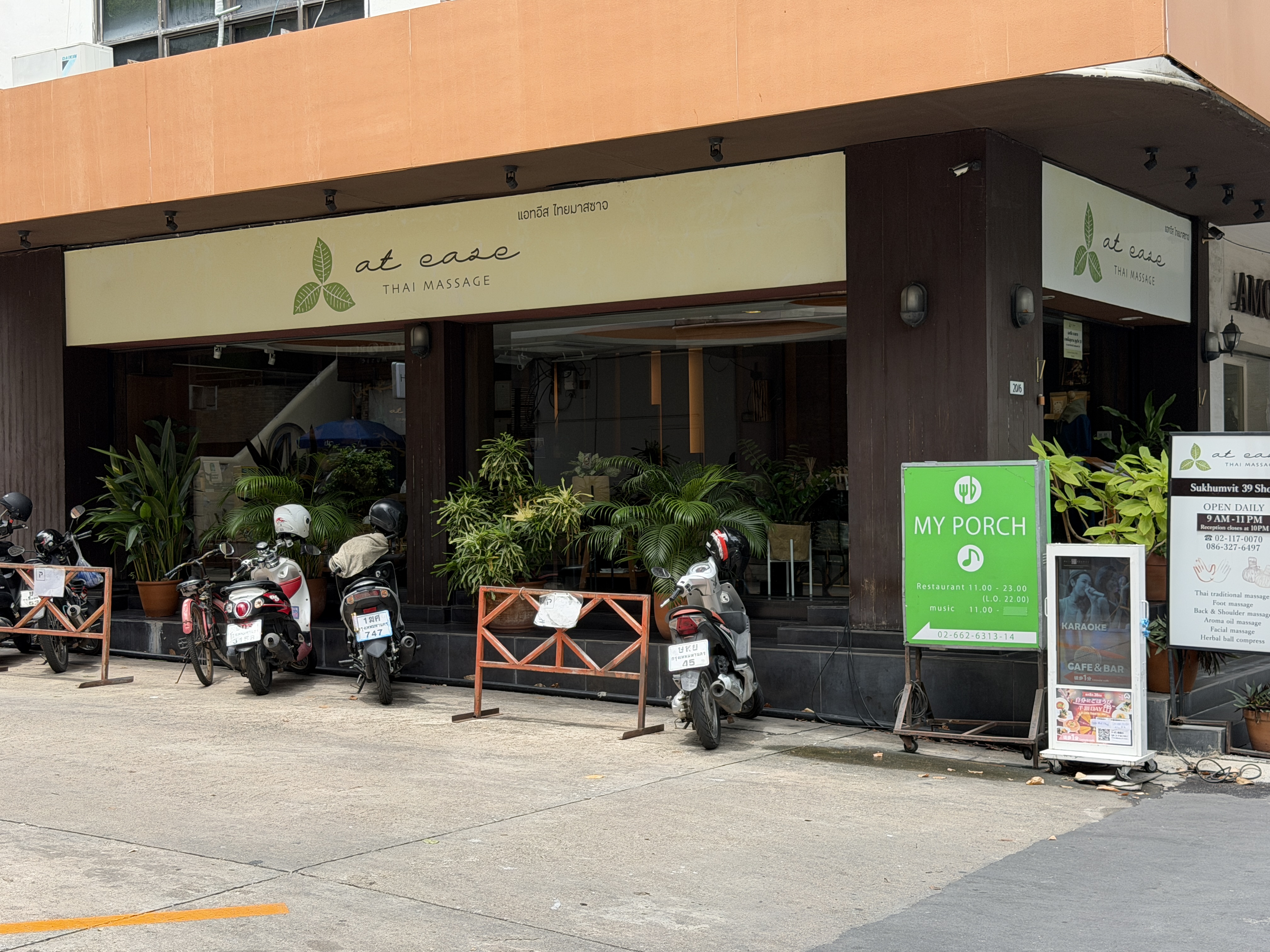 Amore restaurant on Sukhumvit Soi 39 Bangkok - street view exterior