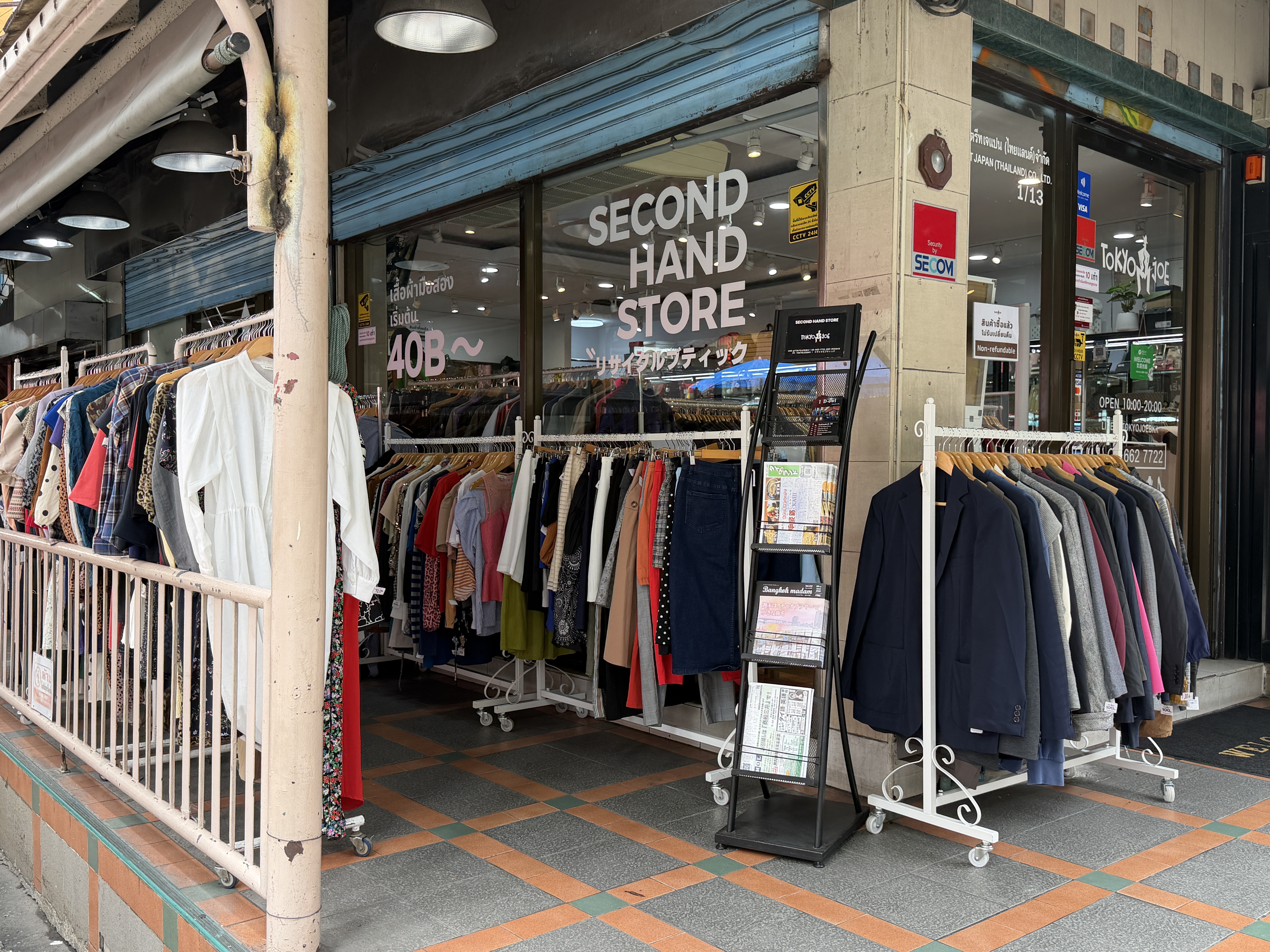 Hand Store vintage clothing on Sukhumvit Soi 39 Bangkok - second angle
