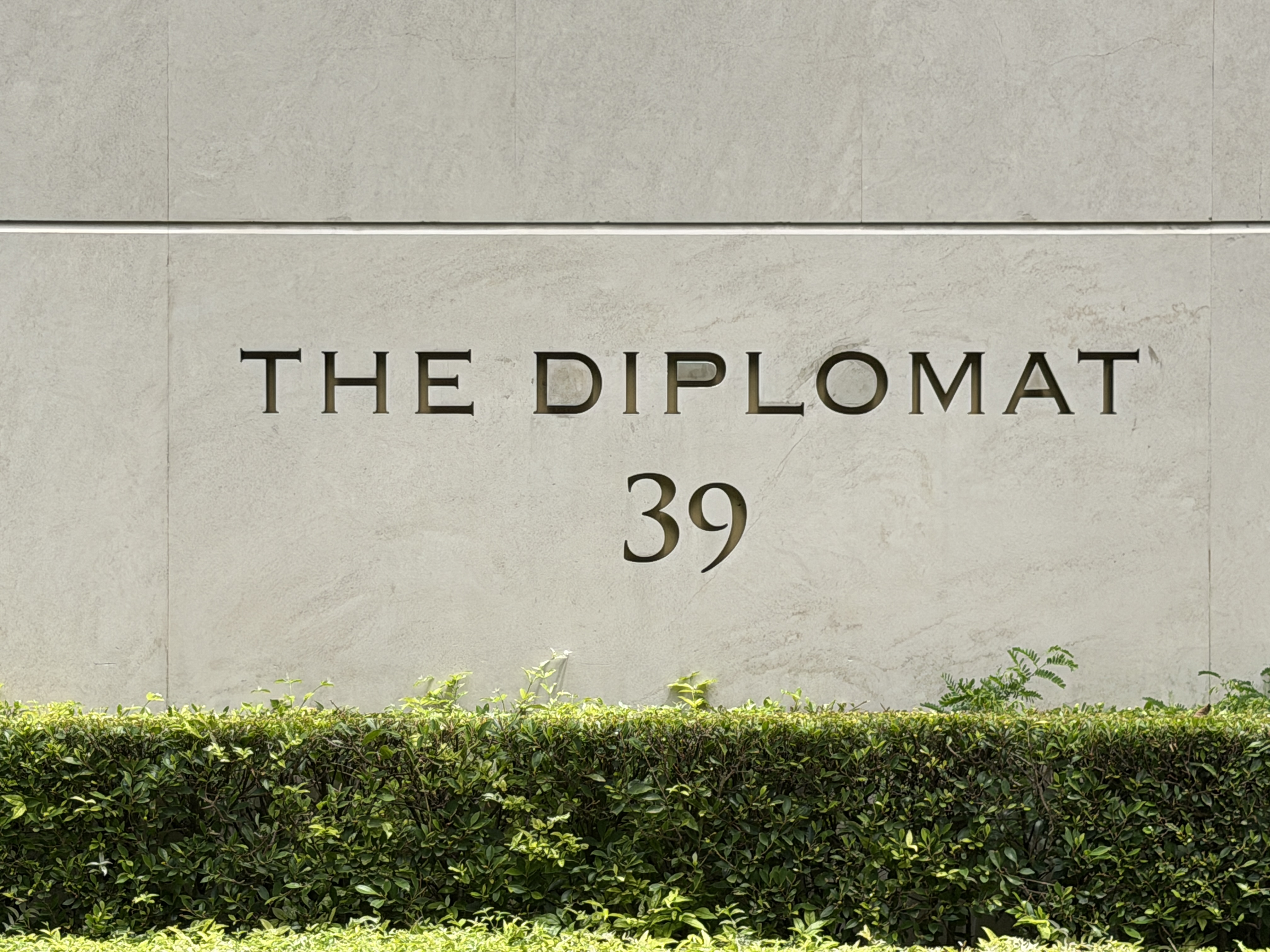 The Diplomat 39 on Sukhumvit Soi 39 Bangkok - stone entrance sign