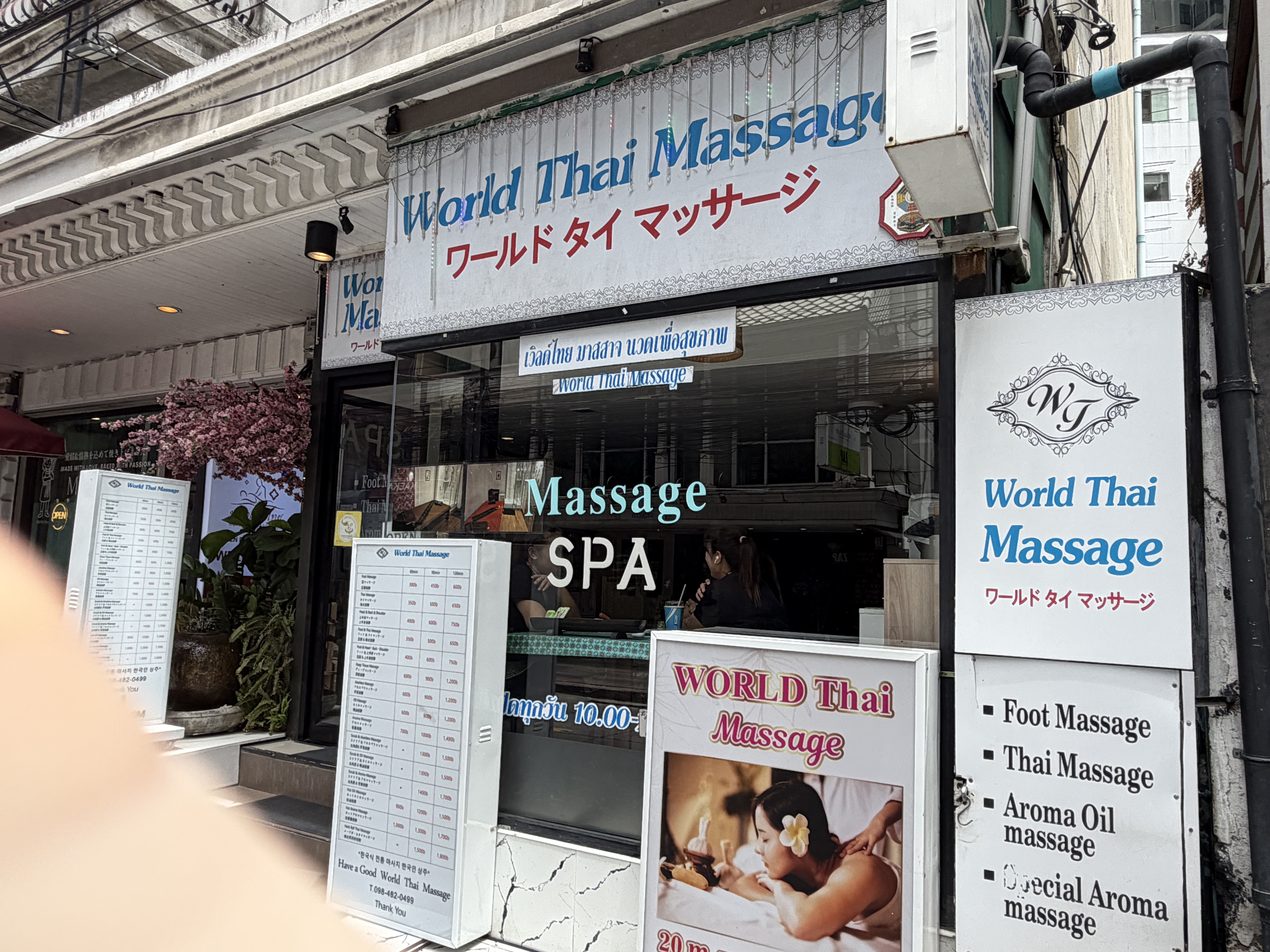 World Thai Massage on Sukhumvit Soi 39 Bangkok - spa exterior