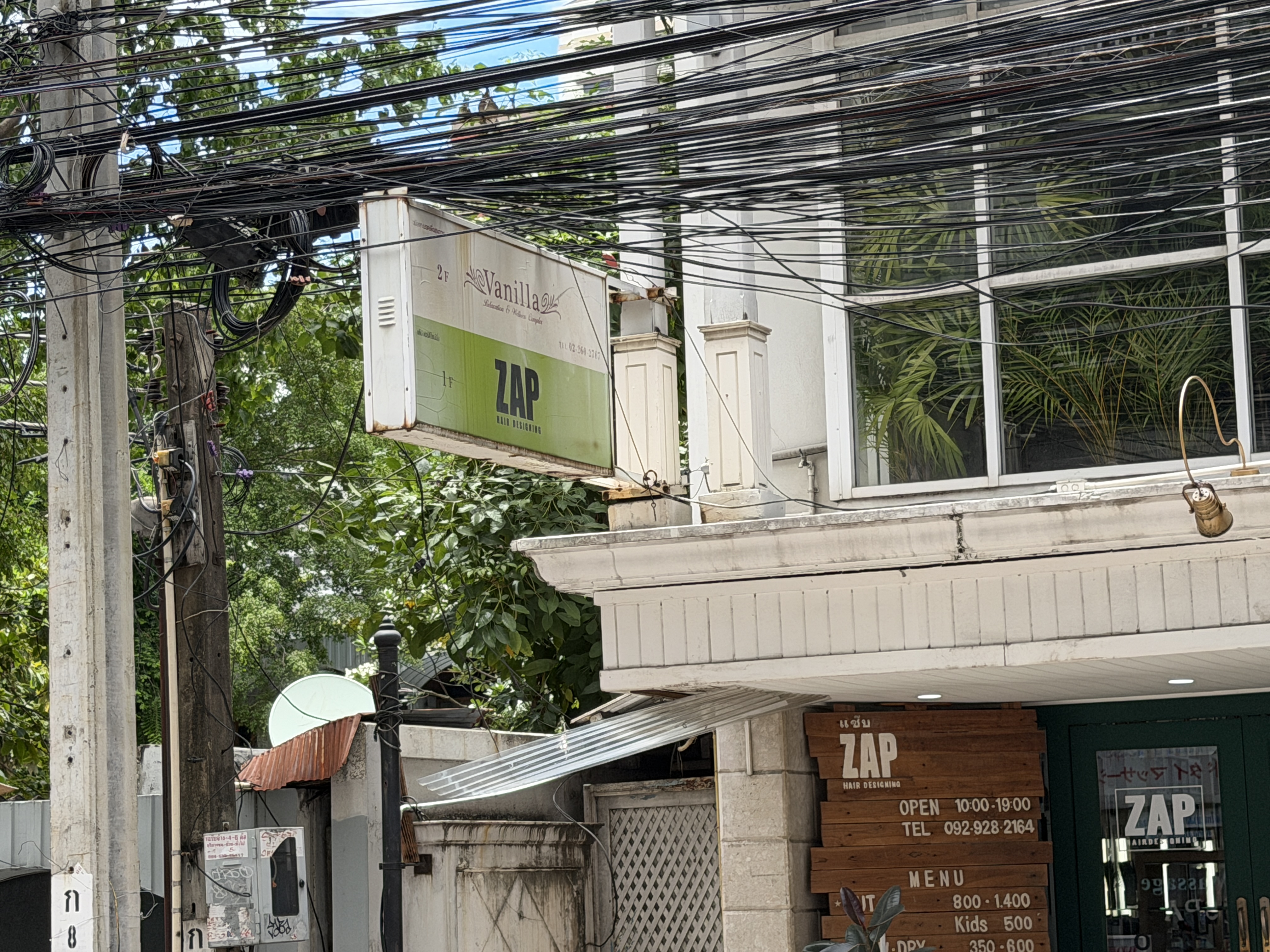 ZAP Barber on Sukhumvit Soi 39 Bangkok - street view with barber pole